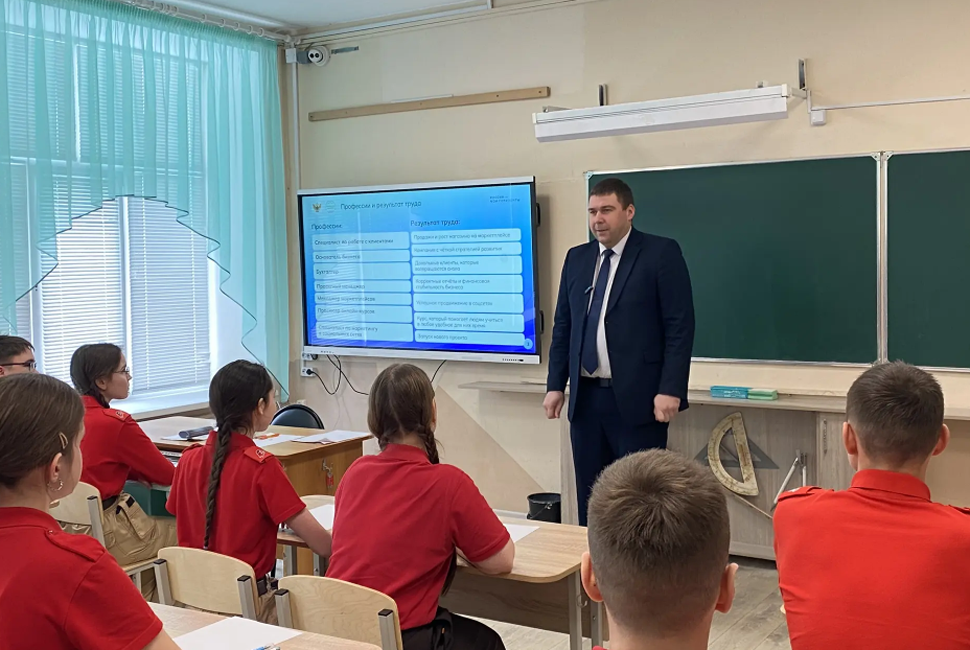 Михаил Денисов провел урок в школе имени П.А.Столыпина села Неверкино