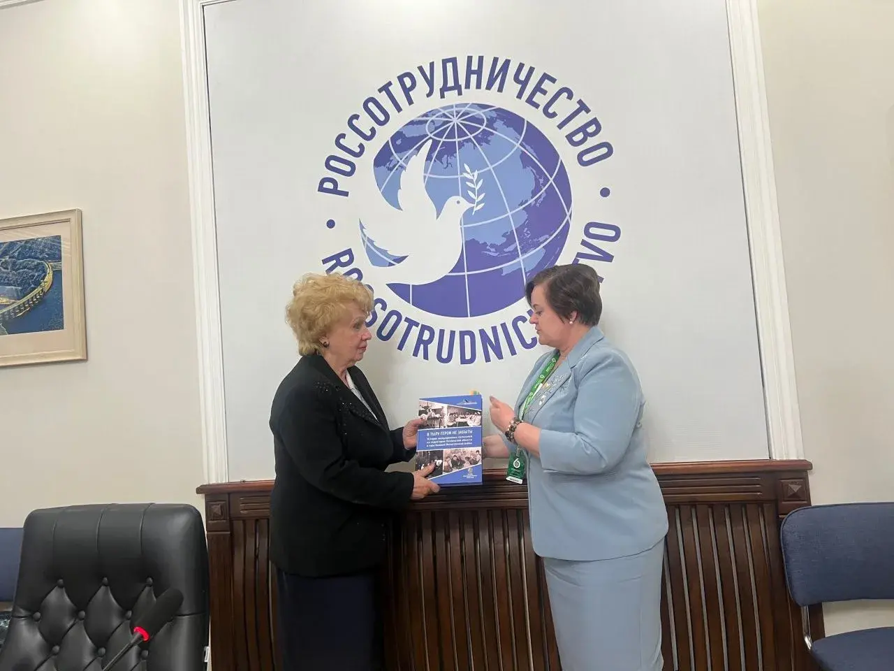 И.о. министра образования региона передала уникальное издание пензенских поисковиков ташкентской школе И.о. министра образования региона передала уникальное издание пензенских поисковиков ташкентской школе