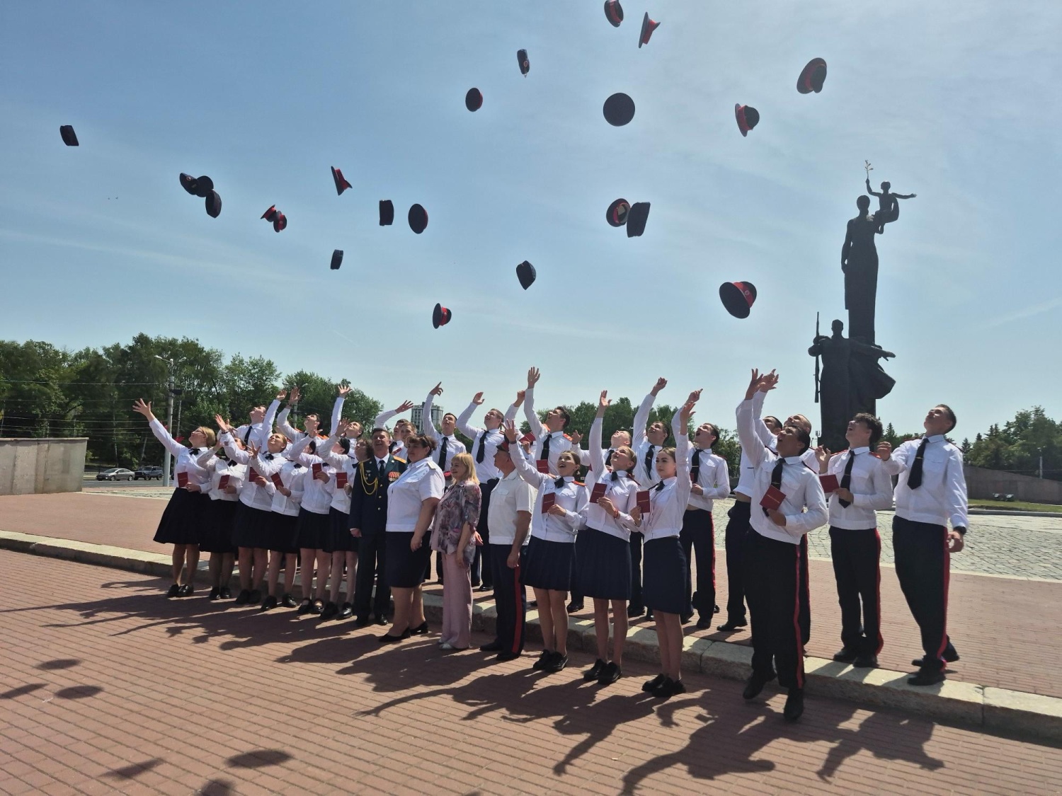 Пензенские выпускники-кадеты попрощались со Знаменем корпуса