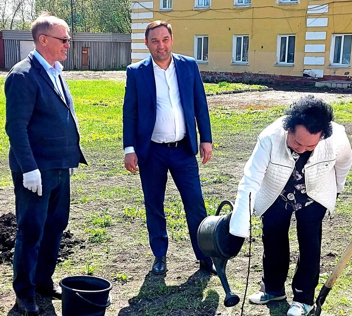 Члены общественных советов министерства образования приняли участие в акции «Сад «Образование» в рамках проекта «Сады Победы»