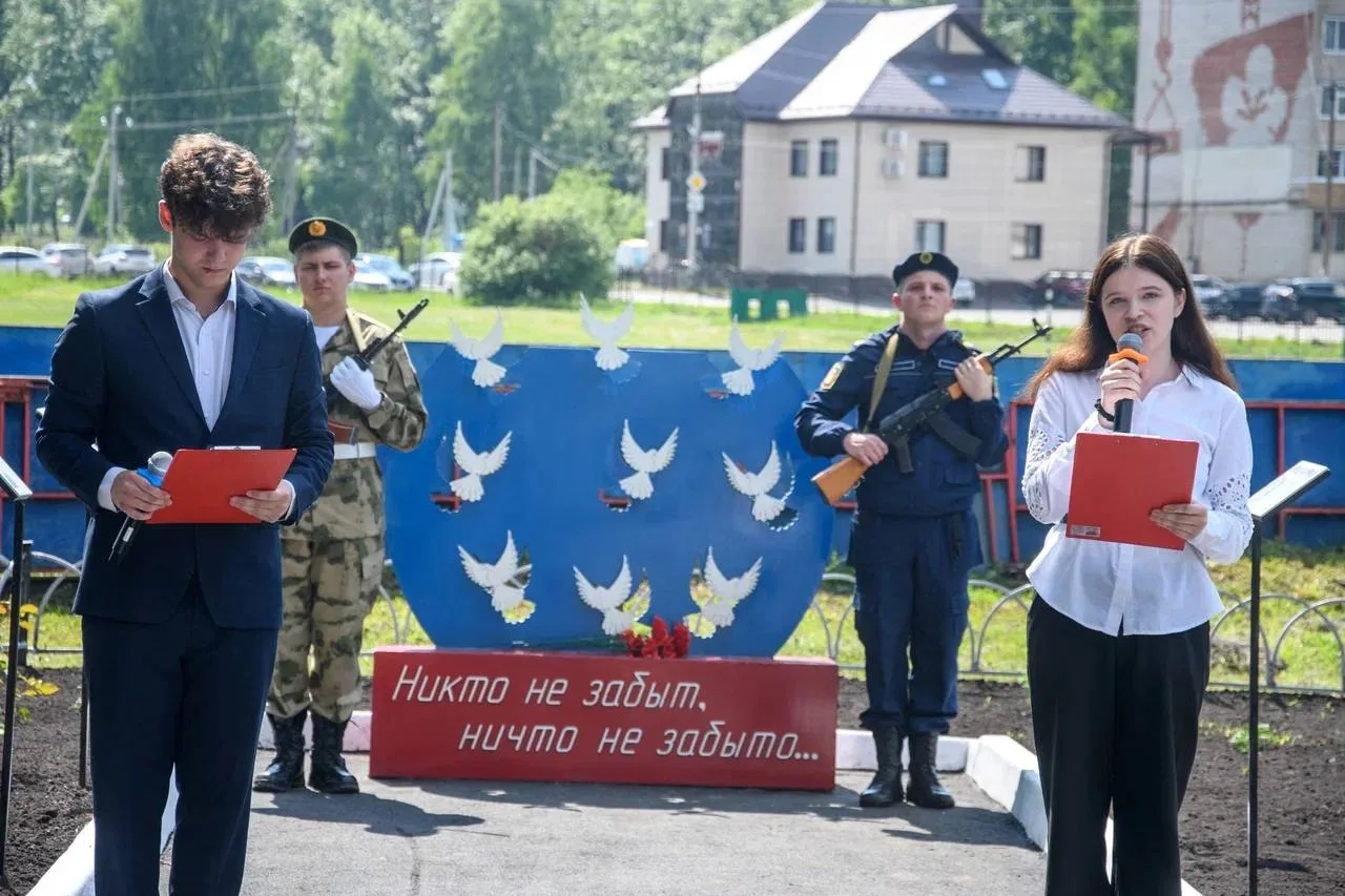 В Каменке открыли обновленную Аллею героев СВО В Каменке открыли обновленную Аллею героев СВО