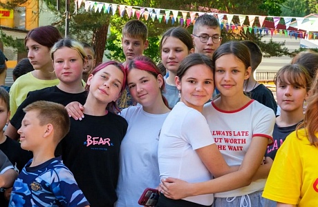 В лагере «Заря» торжественно открыли первую смену «Код единства» В лагере «Заря» торжественно открыли первую смену «Код единства»