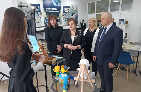 Лариса Казакова посетила школу №17 имени Юрия Гагарина в городе Кузнецке Лариса Казакова посетила школу №17 имени Юрия Гагарина в городе Кузнецке