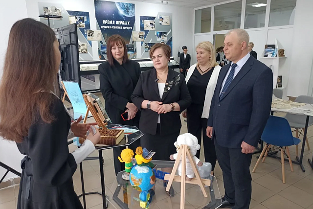 Лариса Казакова посетила школу №17 имени Юрия Гагарина в городе Кузнецке Лариса Казакова посетила школу №17 имени Юрия Гагарина в городе Кузнецке