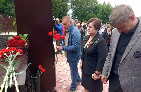 В Кузнецке открыли памятник землякам-защитникам Донбасса В Кузнецке открыли памятник землякам-защитникам Донбасса
