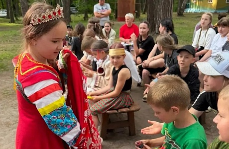 Фестиваль «Сказки и легенды народов России» объединил воспитанников лагеря «Солнечная поляна»