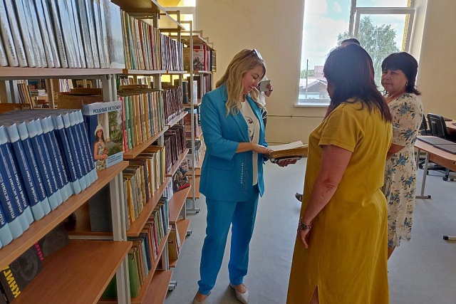 Ирина Осетрова проверила готовность школы поселка Мичуринский к открытию 