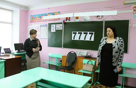 Лариса Казакова проверила готовность пункта проведения ЕГЭ в Земетчинском районе и оценила состояние школы №3
