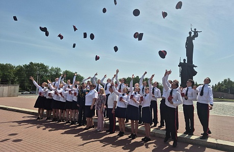 Пензенские выпускники-кадеты попрощались со Знаменем корпуса