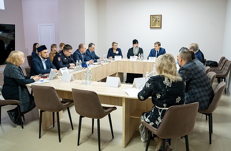 В Центре «Спас» обсудили защиту от псевдорелигии и укрепление межэтнического единства в регионе В Центре «Спас» обсудили защиту от псевдорелигии и укрепление межэтнического единства в регионе